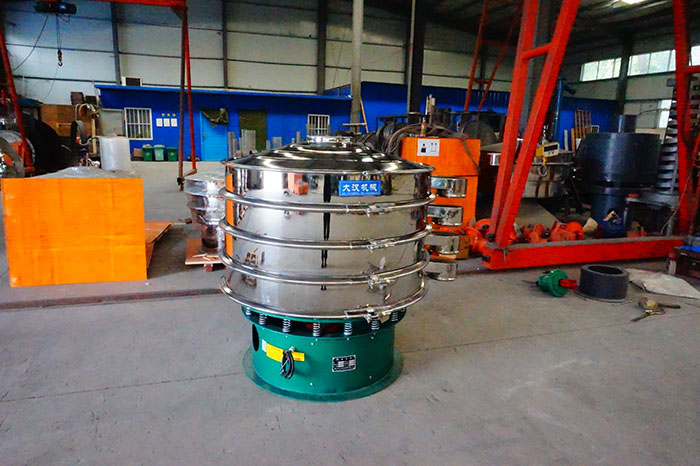 直徑1500mm振動(dòng)篩是一個(gè)四個(gè)出料口，三層振動(dòng)篩框的選震動(dòng)篩，屬于較大型號(hào)的產(chǎn)品。